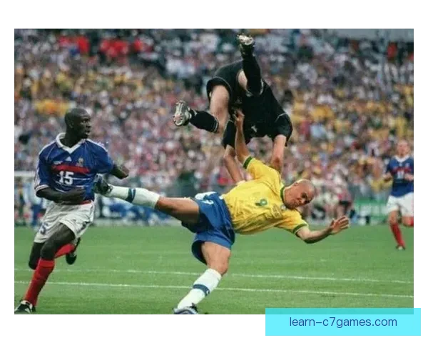 世界杯赛场再现惊人逆转，锋线新星力助球队创造历史